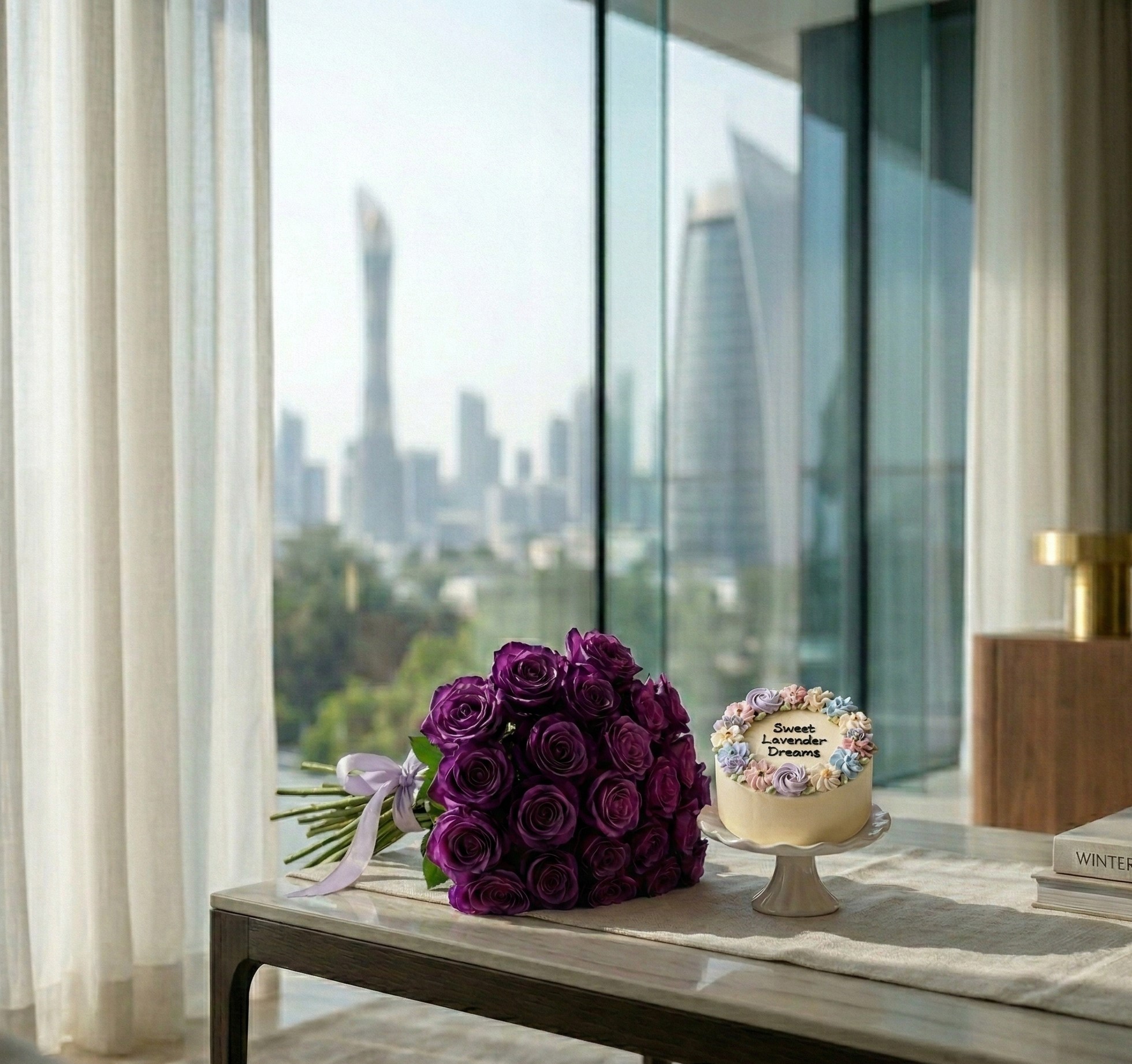 كيك بطابع التوت الأزرق وباقة ورد بنفسجية